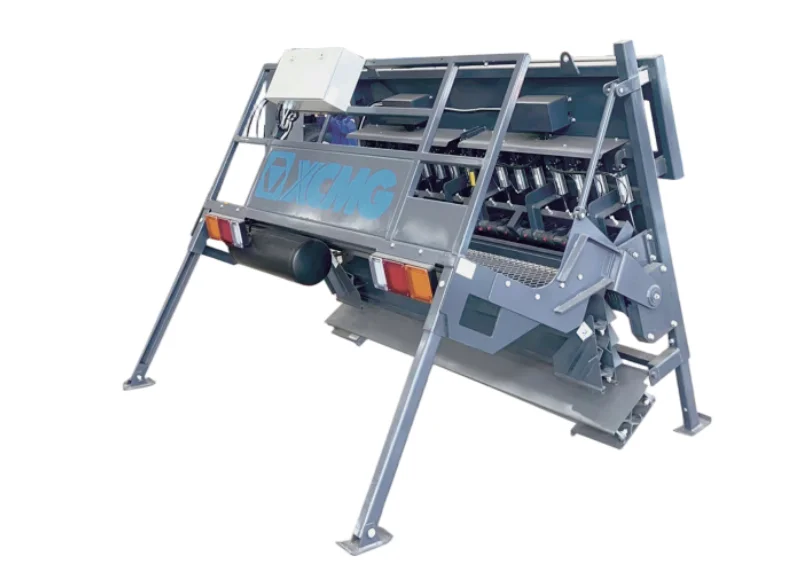 XCMG XCS1631J Chips Spreader — 3100 mm spreading width, 3-25 mm aggregate, 1150 kg towable attachment
