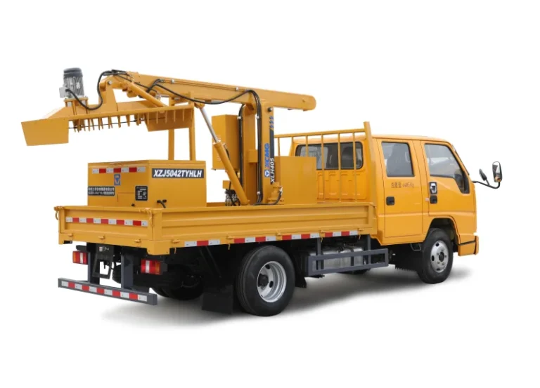 XCMG XLH405 Multi-functional Green Maintenance Truck — 1500-2300 mm trimming breadth, 2800 mm horizontal and 4000 mm vertical trimming height