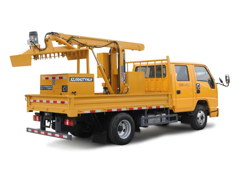 XCMG XLH405 Multi-functional Green Maintenance Truck — 1500-2300 mm trimming breadth, 2800 mm horizontal and 4000 mm vertical trimming height