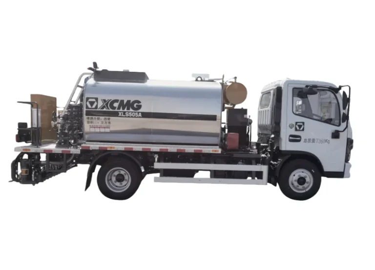 XCMG XLS505A Asphalt Distributor — 4.2 m3 tank, 4 m spraying width, Sinotruk 4x2 chassis