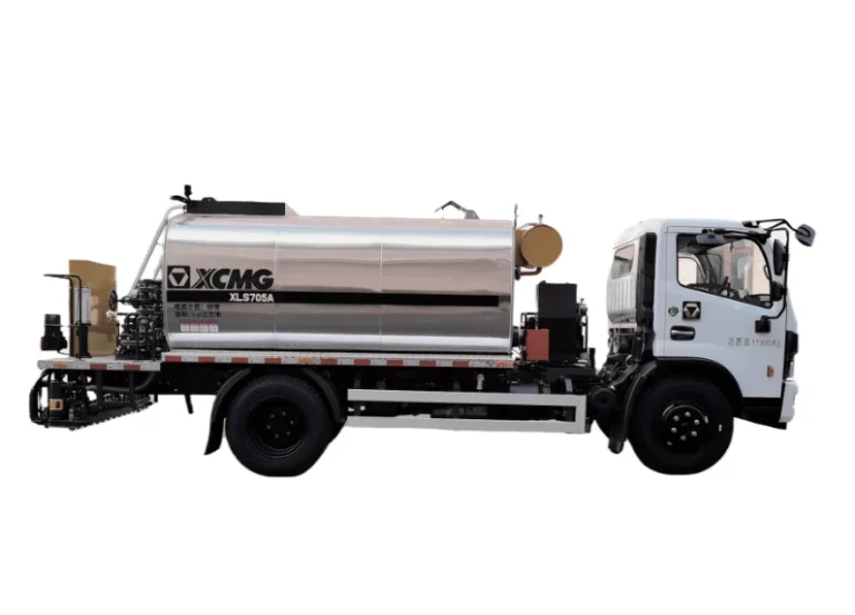 XCMG XLS705A Asphalt Distributor — 7 m3 tank, 4.5 m spraying width, Sinotruk 4x2 chassis with Yuchai YC4E160 engine