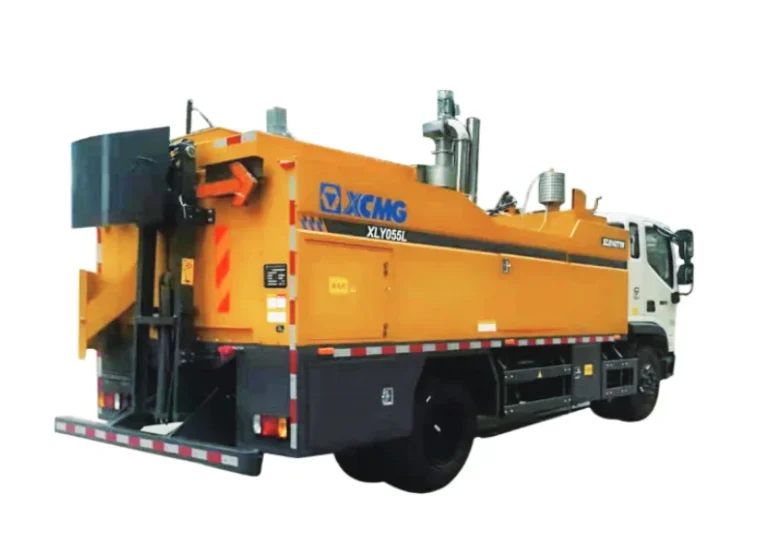XCMG XLY055L Pavement Maintenance Vehicle — YC4E160 engine 118 kW, hydraulic feeding, 11020 kg curb weight