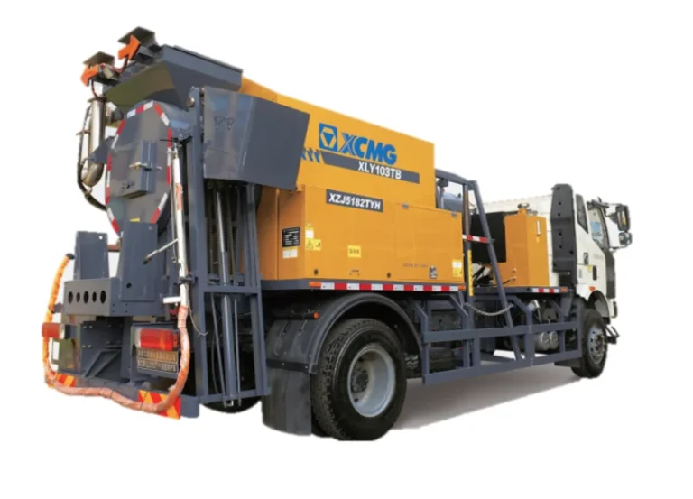 XCMG XLY103TB Pavement Maintenance Vehicle — YC6J220 engine 162 kW, hydraulic feeding, optional heating wall