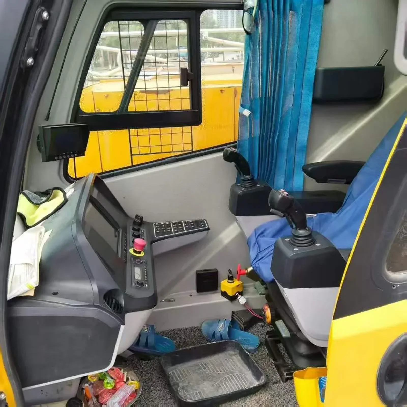 Asiento y controles de la cabina del operador de una grúa