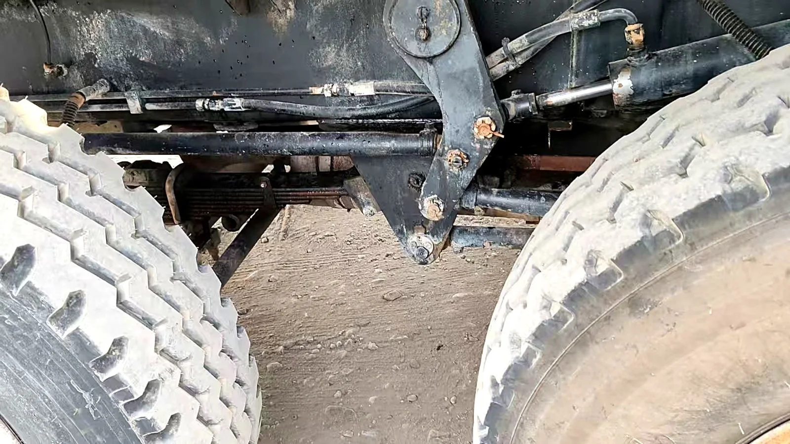 Eje y suspensión de una grúa sobre camión entre las llantas